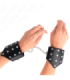 KINK - MUÑEQUERAS ESTILO PUNTIAGUDO NEGRO CON CADENA AJUSTABLE 17-23 CM X 8.5 CM